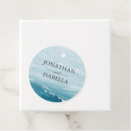 Sommaren bröllop vid blått vågigt havsmusslor gåvor etiketter