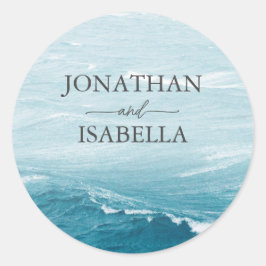 Sommaren bröllop vid blått vågigt havsmusslor runt klistermärke