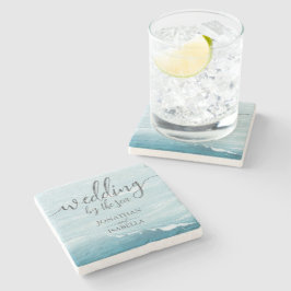 Sommaren bröllop vid blått vågigt havsmusslor stenunderlägg