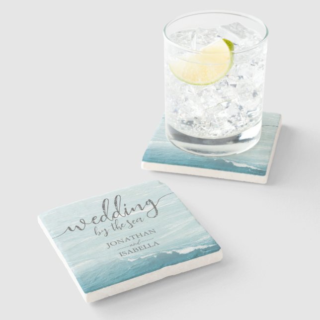 Sommaren bröllop vid blått vågigt havsmusslor stenunderlägg (Sidan)