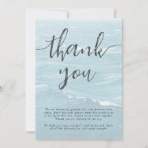 Sommaren bröllop vid blått vågigt havsmusslor