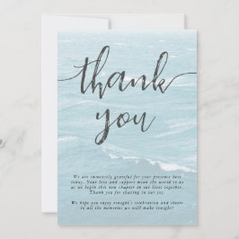 Sommaren bröllop vid blått vågigt havsmusslor tack kort