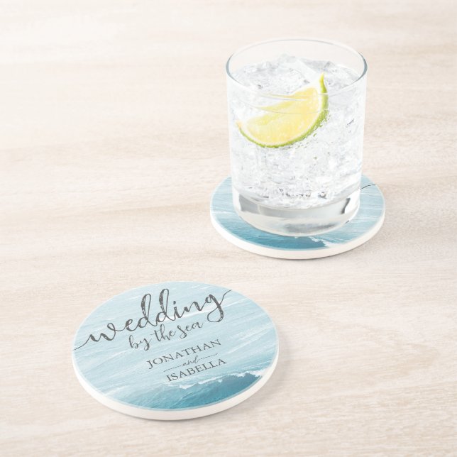 Sommaren bröllop vid blått vågigt havsmusslor underlägg (Sidan)