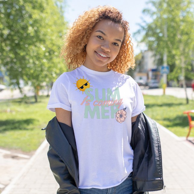 Sommaren kommer att bli rosa-vildblomma med blått  t shirt (Skapare uppladdad)