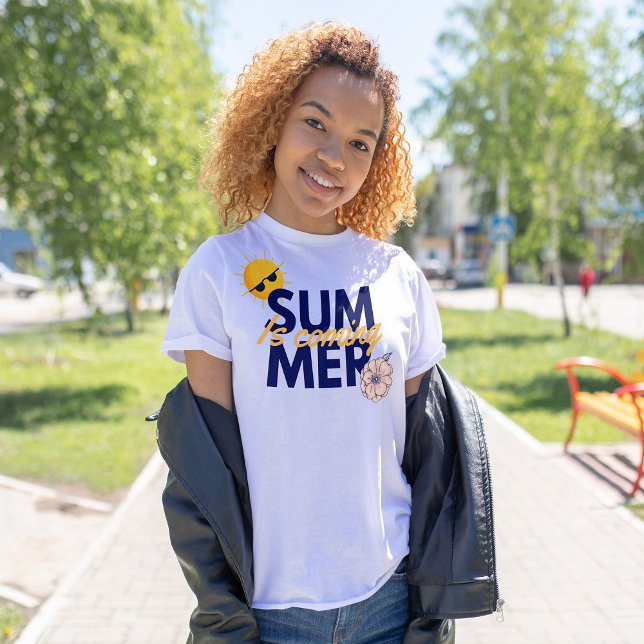 Sommaren kommer till rosa av marinblått gult t shirt (Skapare uppladdad)