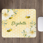 Sommaren namn i gulten lycklig musmatta<br><div class="desc">Gult,  vit bakgrund med en bikaka mönster. Dekoreras med lätt gult,  grädda färgad tropiska blommigtar blommor,  hibiscus och lycklig humla. Ditt namn är skrivet med en grönt-handskript i stil. Perfekt för sommararbetsytan,  kontoret!</div>