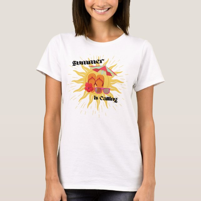 "Sommaren ropar" med solsken och strandutrustning. T Shirt (Framsida)