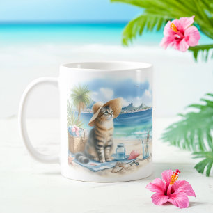 Sommarfärgat katt på stranden kaffemugg