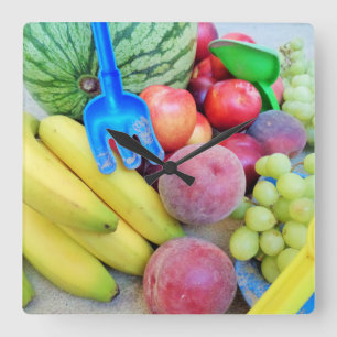 Sommarfrukt, mat, melon, druvor, persikor, bananer fyrkantig klocka