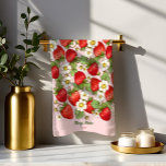 Sommarfrukten jordgubbe skräddarsydd namn kökshandduk<br><div class="desc">Jordgubbarna från jordgubbsodling från jordgubbsodlingar,  gåvor till henne,  gåvor till mamma,  hemdekaler,  party-priser,  julgåvor till mamma,  gåvor till party från hemmauppvärmning</div>