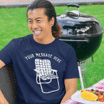 Sommargrafik för vintagens Gräsmatta, Anpassningsb T Shirt<br><div class="desc">Lägg till ett lustigt ordspråk, en party-eller speciell händelse, namn eller ditt företag namn för att skapa anpassningsbar, personlig grafik T. Den här t-tröjan illustrerar en vit stol i old school gräsmatta. ovanför rullstolen för vintagen visas ditt meddelande i matchande vit text i ett böjt stil i ett tydligt och...</div>