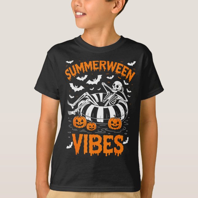 Sommarhelgsskelett flyter i poolen pumpa t shirt (Framsida)