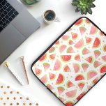 Sommarmelon Slices & Guld Heart Mönster Laptop Fodral<br><div class="desc">En mönster av saftiga vattenmelonskivor i rosa och grönt som skisseras i en guld-folie struktur och omges av små guld-folie. Den söta frukten mönster är allt utsökt och smaklöst! Chic,  trendig och en underbar presentidé för sommarkosten.</div>