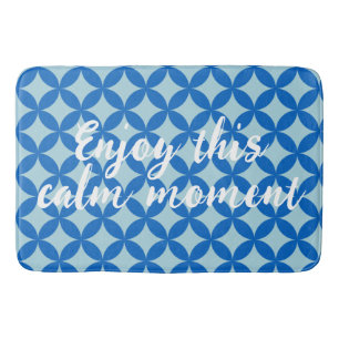 Sommarpanel med azurcirklar på baby blue badrumsmatta