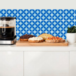 Sommarpanel med azurcirklar på baby blue kakelplatta
