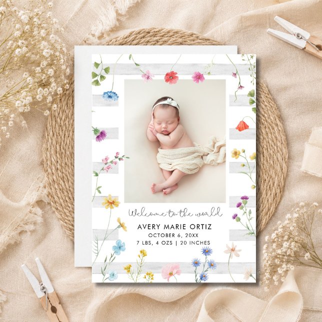 Sommarrandig blomsterfotografi för födelseannonser (Summer Stripe Floral Photo Birth Announcement)