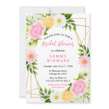 Sommarrosa och gula blommor och lövverk