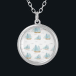 Sommarseatime Cute yachts med segel Silverpläterat Halsband<br><div class="desc">Sommarseatime Cute Yachts med segel. Du hittar matchande för den här designen i min samling. Matchande objekt är tillgängliga.</div>