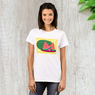 Sommarskivor av vattenmelon och tropiska blommor t shirt