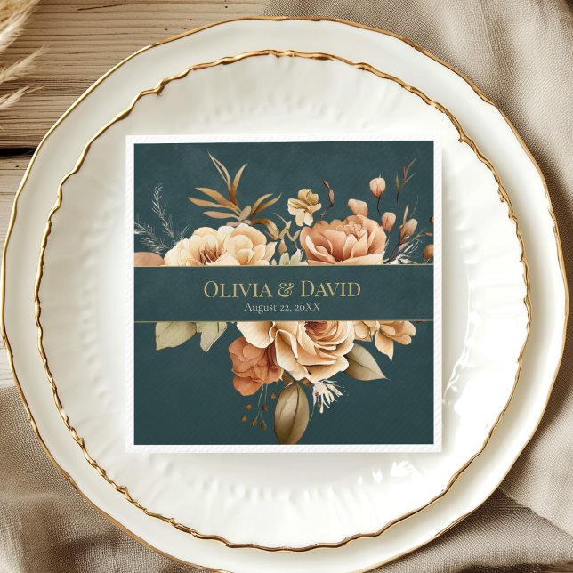 Sommarskogs häxteal bröllopsservetter pappersservett (Summer Forest Witch Teal Wedding Napkins on elegant wedding table with gold and white porcelain.)