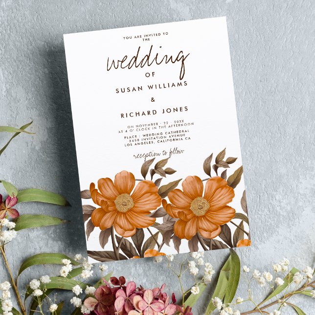 Sommarsommar blommigt bröllop i den botaniska mjuk inbjudningar (Botanical soft brown orange summer floral wedding)