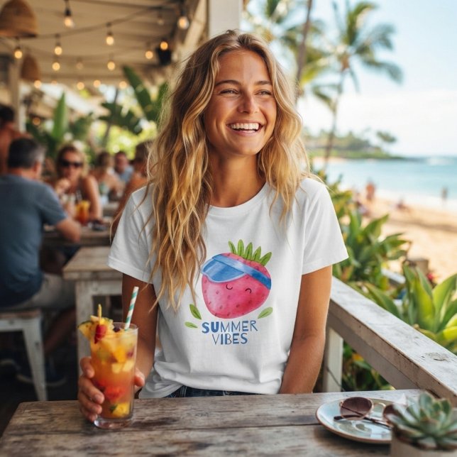 Sommarstämning & rolig jordgubbe  t shirt (Skapare uppladdad)