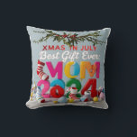 Sommartomten Pillow: Julafton i Dubblan i juli Kudde<br><div class="desc">Tomten slår stranden tidigt! Denna "Julafton i juli"-kudde har olika sommarstugor på BÅDA SIDES för dubbla som helgdag skrattar åt.</div>