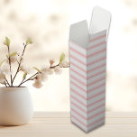 Sommartropisk pastel rosa linjer presentask för vinflaska<br><div class="desc">Få redot att jazz upp dina sommarglänsande med vår Tropiska Pastel Rosa Linjer vin box! Den här snazzy box är perfekten för att presentera flaska i vin vid alla sommarfester, från poolside-sammankomster till backyard BBQs. Temat med lekfull tropisk pastel rosa linjer för med sig en stänk av öviber till er...</div>