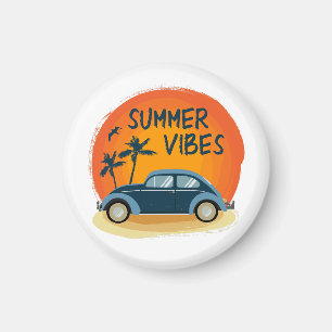 Sommarvibe med retro-bil på stranden magnet