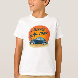 Sommarvibe med retro-bil på stranden t shirt