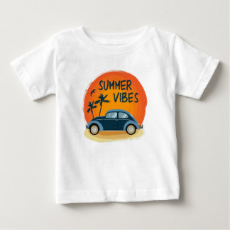 Sommarvibe med retro-bil på stranden t shirt