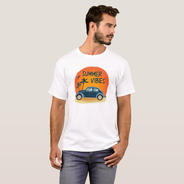 Sommarvibe med retro-bil på stranden t shirt (Hel framsida)