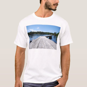 Sommaryll på en enslig svensk fjord t shirt