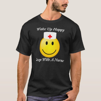 Sömn med en sjuksköterskaskjorta t-shirt