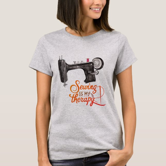 Sömnad är min terapi t shirt (Framsida)