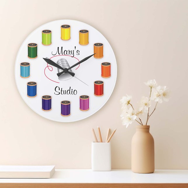 Sömnadfingerborg, nål och trådar stor klocka (Time to Sew! Customize the text for this vivid large clock!)
