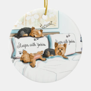 Sömnar med Yorkies av Catia Cho Julgransprydnad Keramik
