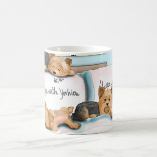 Sömnar med Yorkies av Catia Cho Kaffemugg