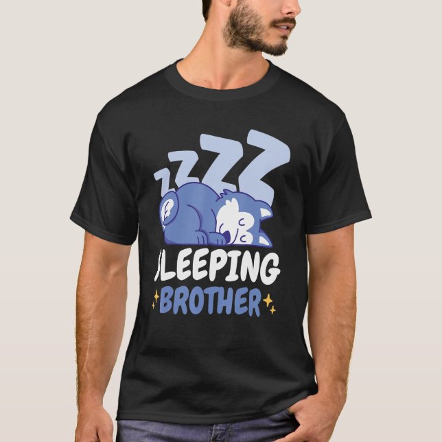 Sömnbroder med en Hund till Brother T Shirt (Framsida)
