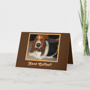 Sömnig Basset på det bekväma födelsedagskortet med Kort