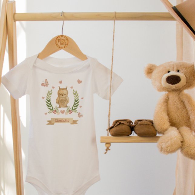 Sömnig Bodykostym Uggla Baby/Småbarn T Shirt (Boho style watercolor owl one piece with leaf & berry wreath with hearts & baby's name banner.)