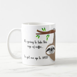 Sömnig brun Sloth som hänger på en trädgren Kaffemugg