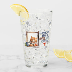 Sömnig Cute Orange Cat med Kopp i kaffe