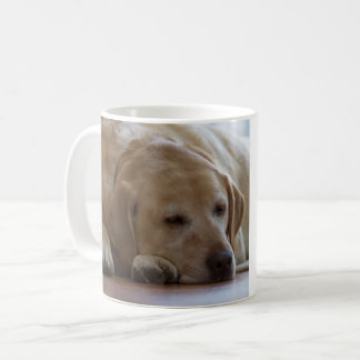 Sömnig den gula Labrador retrieveren Kaffemugg