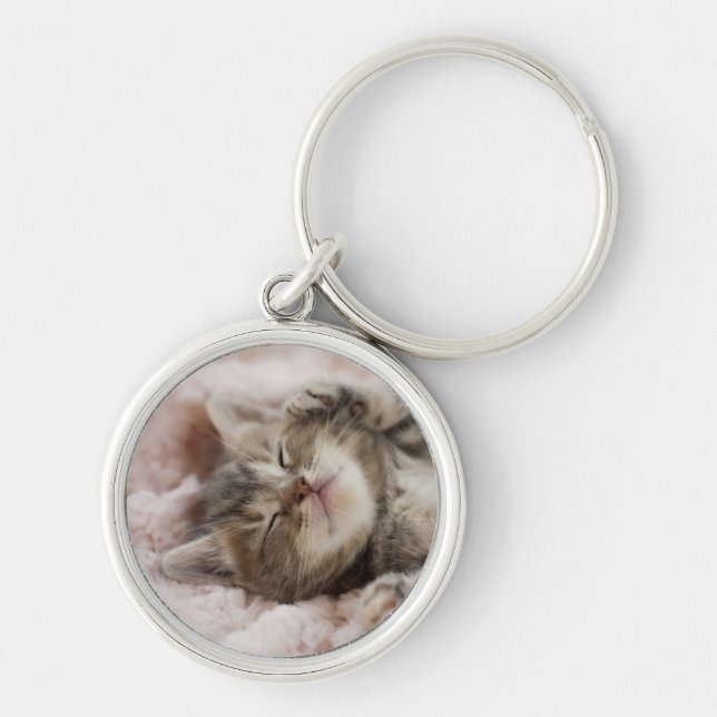 Sömnig kattunge rund silverfärgad nyckelring (Framsidan)