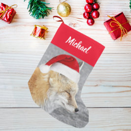 Sömnig Red Fox Wearing Red Santa Hat med Namn Liten Julstrumpa