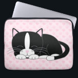 Sömnig Tuxedo-katt {rosa} Laptop Fodral<br><div class="desc">sleeve för anpassningsbar med en bra illustration av en söt bifärskkattunge som tar en tupplur på hjärtat och tass avtryck mönster.</div>