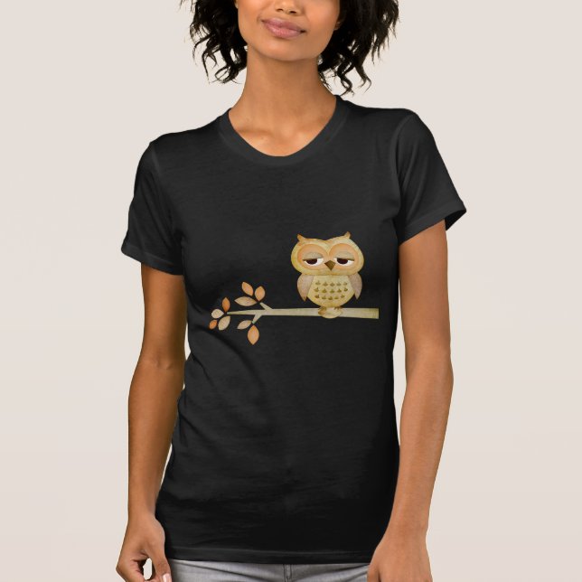Sömnig uggla i träd tee shirt (Framsida)