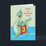 Son, 3:e födelsedag Dinosaur Kort<br><div class="desc">Den söta dinosauren på detta kort är redo till party med party hatten på huvudet och födelsedagspresenten på ryggen. Låt honom gå med i firande på din sons tredje födelsedag,  ge detta kort till din son på hans speciella dag.</div>