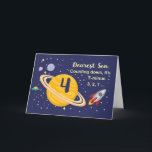 Son 4e födelsedagen Planets i Rymden w/Rocket Kort<br><div class="desc">Att slå 4 är ur världen,  särskilt när det är din son! Raketens frakt,  planeter och stjärnor fylls på kortets framsida med budskapet att du räknar ner för att säga Grattis på födelsedagen!</div>
